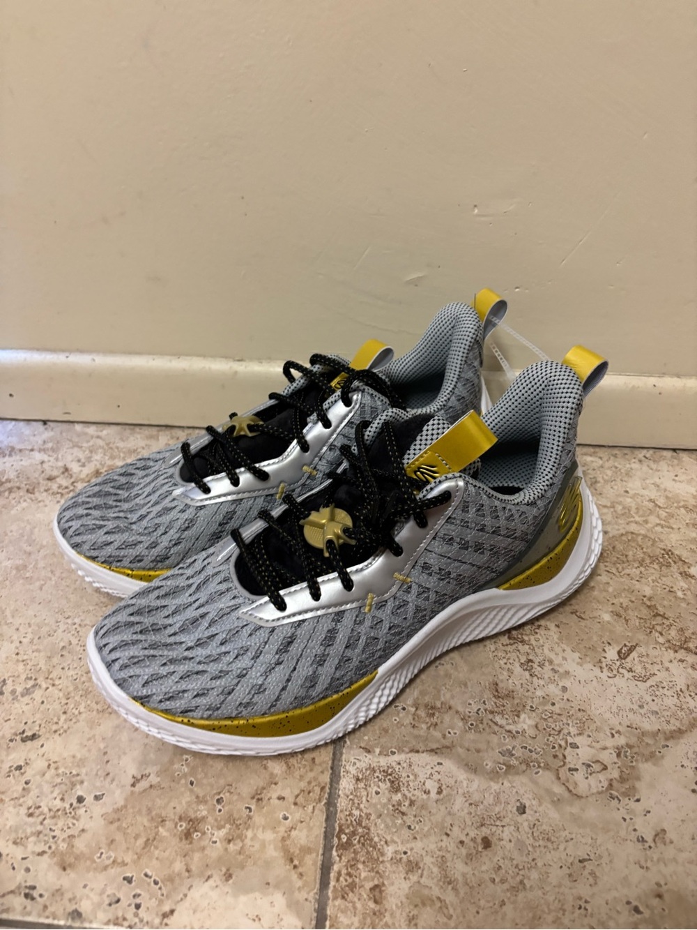 Under Armour Men's Curry Flow 10 Gray Athletic Shoes Size 12 3026274-101